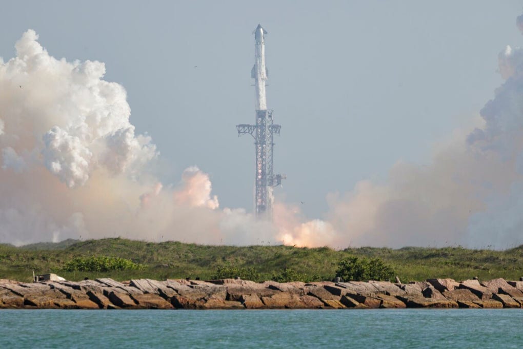 La compañía espacial SpaceX publicó imágenes del decimotercer vuelo de prueba de la nave Starship, que amerizó con éxito la semana pasada en el océano Índico, días después de que el lanzamiento se suspendiera por un fallo durante el encendido de los motores y por el mal tiempo.