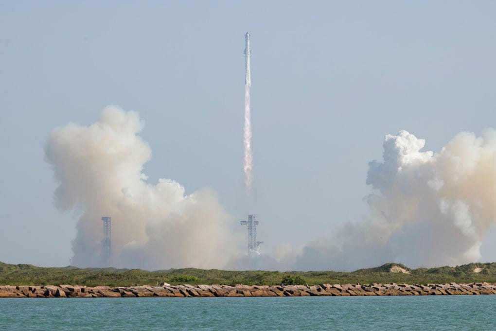 Además del decimotercer lanzamiento de prueba del potente cohete, también fue el segundo del propulsor Super Heavy, que constituye la primera de las dos fases del vehículo espacial, y el primero en el que la Starship estaba equipada con veinte satélites Starlink V3 de nueva generación.