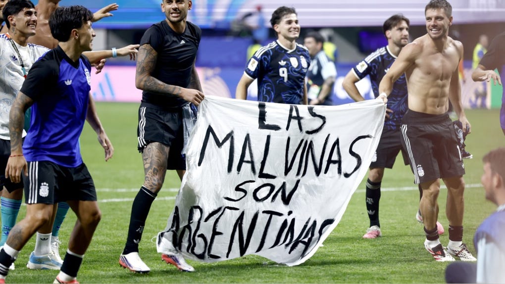 Lisandro Martínez (izquierda) aparece en los festejos de Argentina.