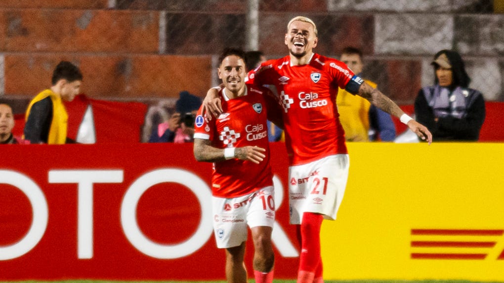 Carlos Garcés y Alejandro Hohberg de Cienciano celebran un gol con Lanús.