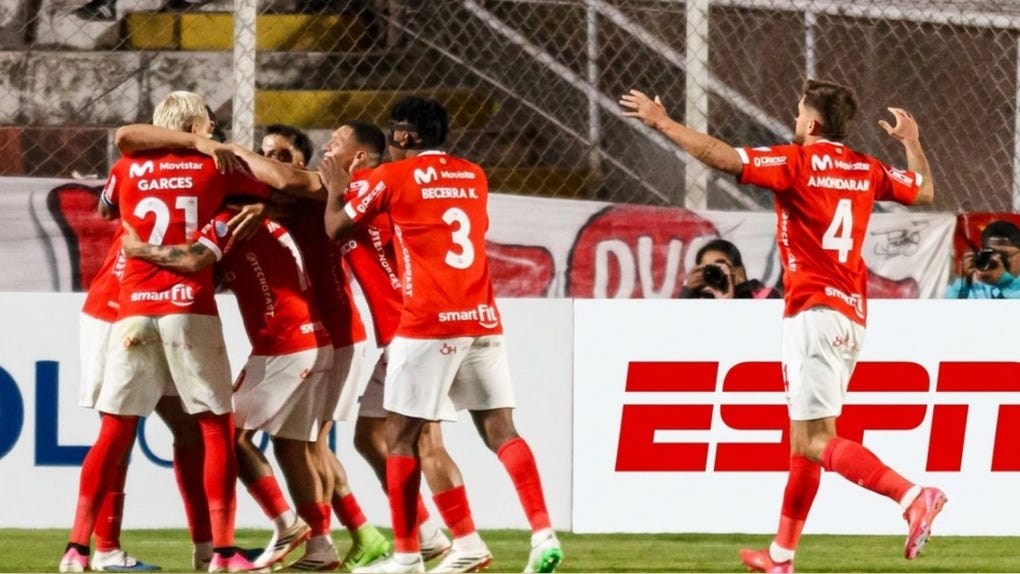 Jugadores de Cienciano celebran un gol ante Lanús en el estadio Inca Garcilaso de la Vega.