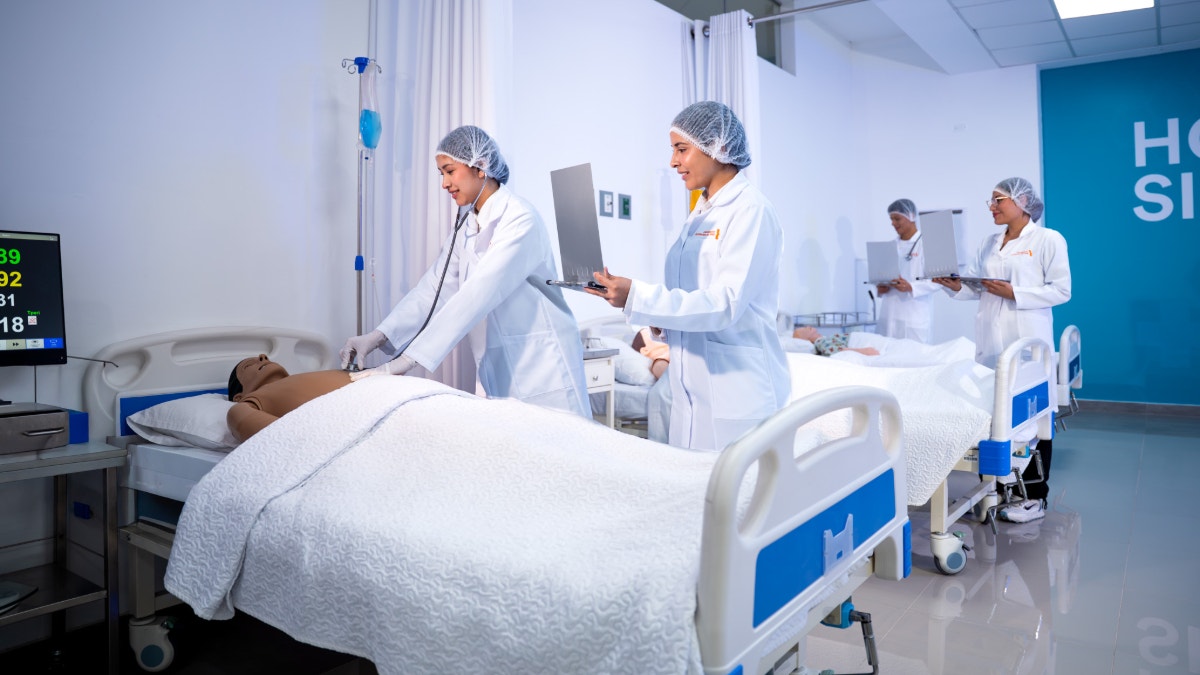 Universidad Autónoma del Perú lanza carrera de Medicina Humana con inteligencia artificial y simulación clínica