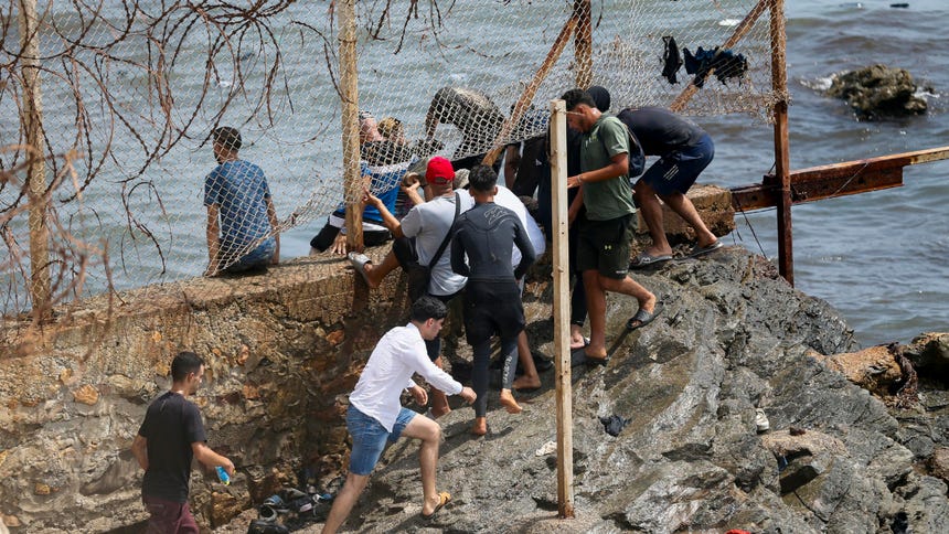 Miles de jóvenes marroquíes llegaron este jueves a la frontera entre Castillejos (Marruecos) y Ceuta para tratar de cruzar la valla que separa las dos ciudades.