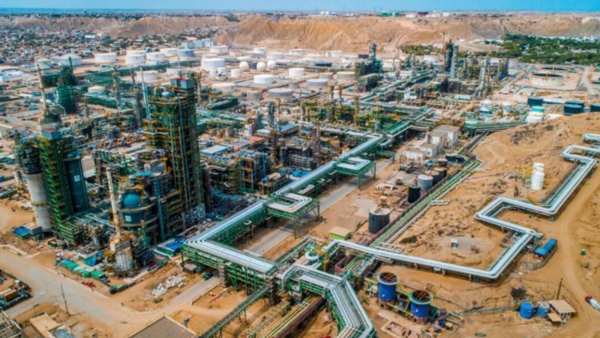 Refinería Talara paraliza operaciones por oleaje anómalo y falta de petróleo por problemas financieros de Petroperú