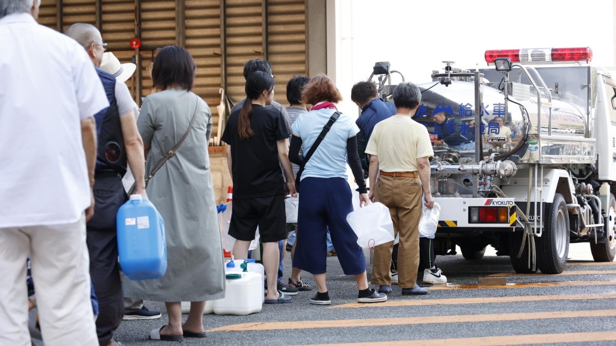 Japón: miles de evacuados buscan agua y refugio del calor tras el terremoto de magnitud 7.1