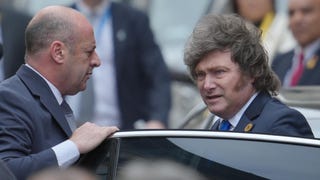 Javier Milei firmó decreto para impedir el ingreso o expulsar a extranjeros que emitan mensajes de odio contra Argentina