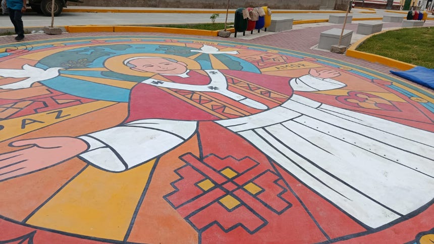Son muchos los puntos de la ciudad que se embellecen con tematica al papa León XIV.