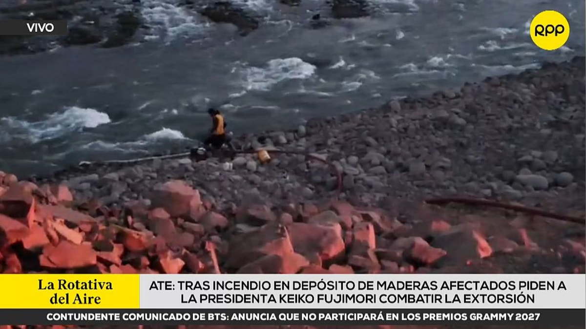 Incendio en Ate: bomberos utilizan agua del río Rímac para atender emergencia en depósito de madera