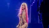 Karol G pasó tremendo susto en Canadá: sujeto la agarró bruscamente en pleno concierto [VIDEO]