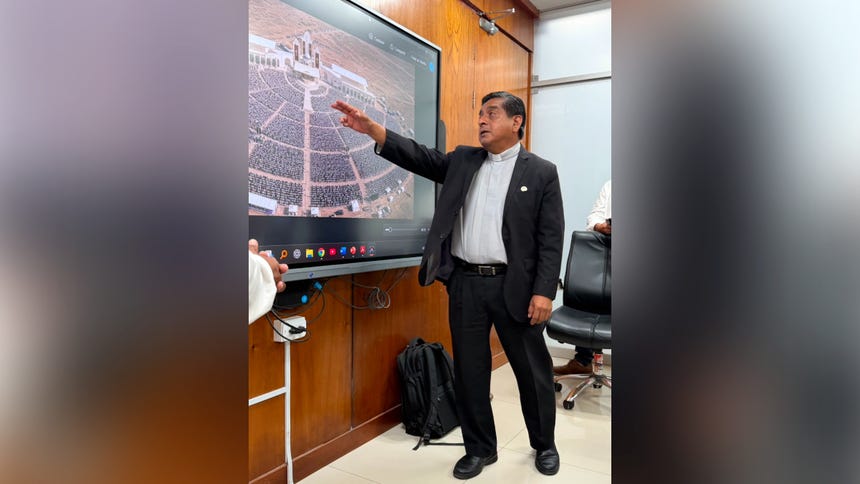 Se va conociendo los detalles del lugar donde se desarrollará la misa.