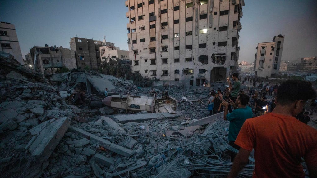 Palestinos desplazados internamente inspeccionan una mezquita destruida tras un ataque aéreo israelí en la Franja de Gaza.