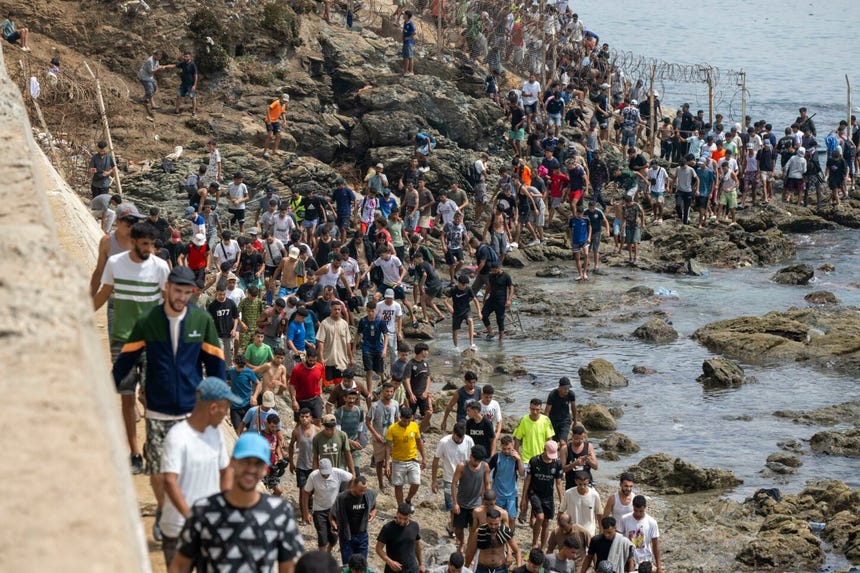El jueves, más de 60 mil personas llegaron hasta la zona fronteriza entre Castillejos (Marruecos) y Ceuta (España) y cruzaron la valla que separa las dos ciudades.