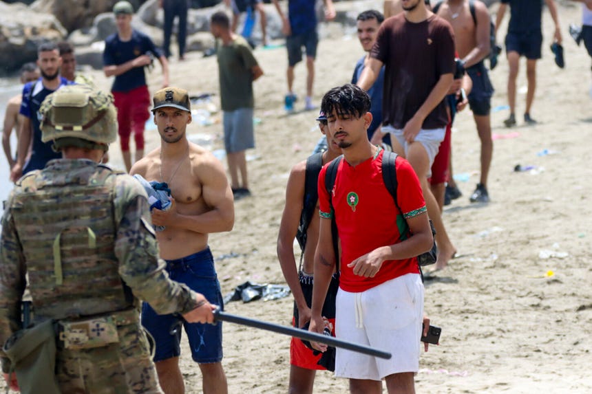España ha reforzado la presencia de personal policial y militar en la ciudad de Ceuta. 
