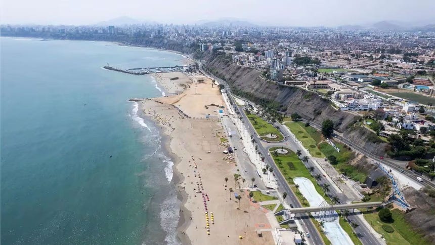 La costa peruana, incluida Lima, está soportando temperaturas propias de verano en pleno invierno.