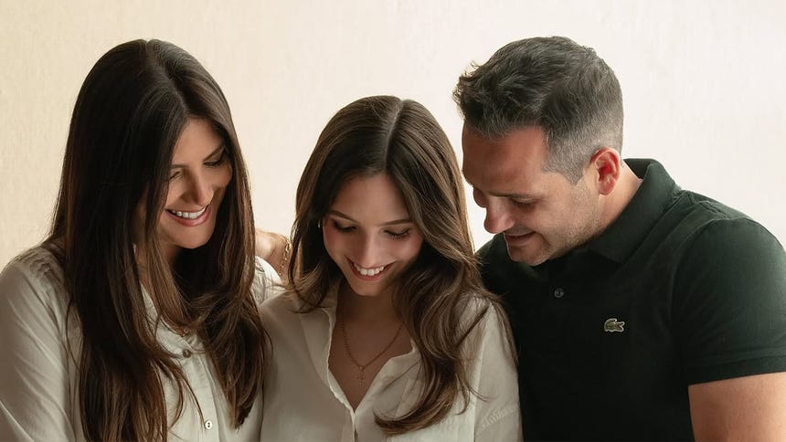 Cati Caballero junto a su hija Ale y su esposo Hugo Feldmuth.