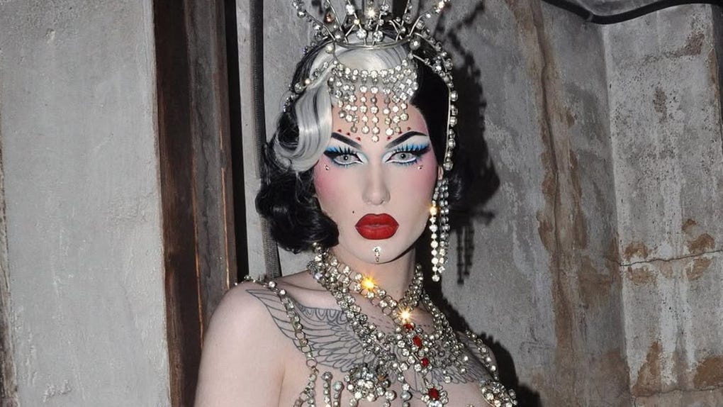 Dovima Nurmi, nombre artístico de Rafael De Lorente, es una drag queen española.