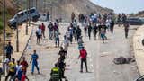 Miles de migrantes regresan a Marruecos tras una noche de violencia en la frontera