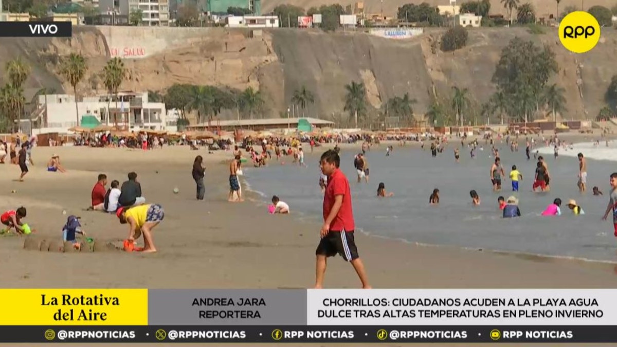 Como si fuera verano: decenas de personas acuden a la playa Agua Dulce aprovechando las altas temperaturas [VIDEO]