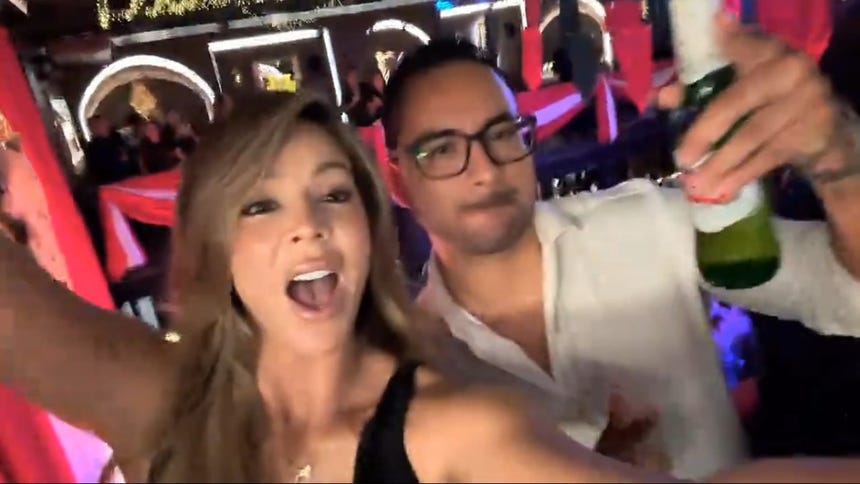 Sheyla Rojas aparece con misterioso hombre en un local de entretenimiento