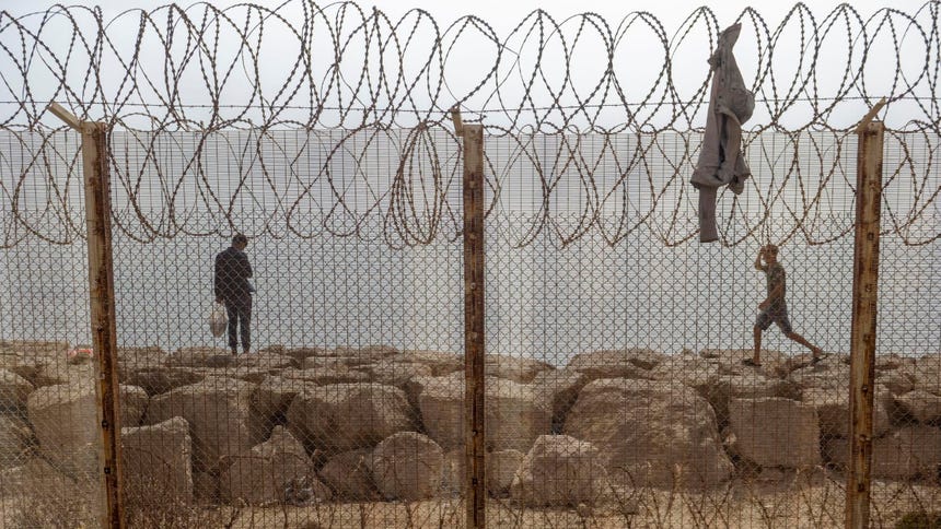 Marroquíes regresan desde Ceuta, tras cruzar el paso fronterizo de Bab Sebta, en donde se reportó disturbios entre los quienes buscaban cruzar la frontera y la Policía de Marruecos.