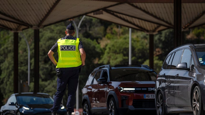  Controles de la Policia Francesa en la carretera NII (Nacional 2) en la frontera entre España y Francia, este sábado. Francia va a quintuplicar desde este sábado el número de agentes encargados de los controles fronterizos con España, con 334 policías y gendarmes que se sumarán a los efectivos habitualmente movilizados en reacción a la crisis migratoria de Ceuta, anunció el ministro del Interior, Laurent Núñez.