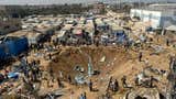 Israel sigue atacando Gaza y causa un cráter gigante tras bombardear un campamento [VIDEO]
