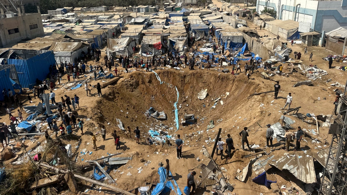 Israel causa un cráter gigante tras bombardear un campamento en Gaza