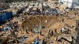Israel causa un cráter gigante tras bombardear un campamento en Gaza