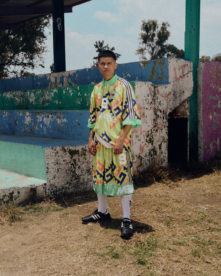 Willy Chavarría reinterpreta el icónico uniforme que popularizó el portero Jorge Campos.
