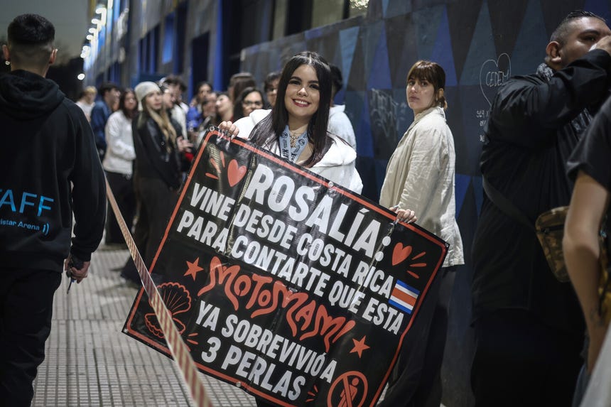 Una fan de Rosalía sostuvo un cartel previo al concierto de la cantante española en Buenos Aires.