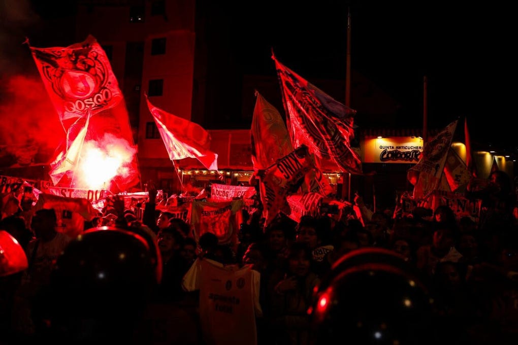 Hinchada de la Uen Cusco.