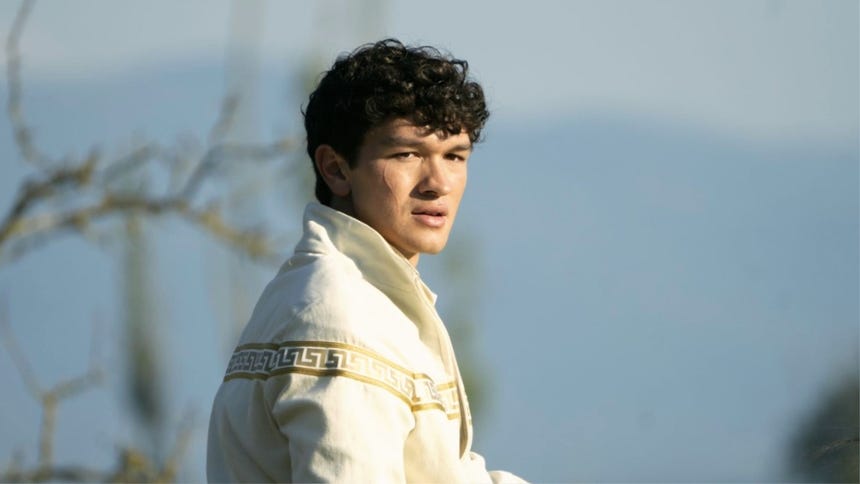 Charlie Bushnell regresa como Luke Castellan en la tercera temporada de 'Percy Jackson y los dioses del Olimpo'.
