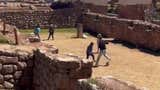 Cusco: Captan a turistas jugando partido de fulbito en recinto inca del Parque Arqueológico de Chinchero