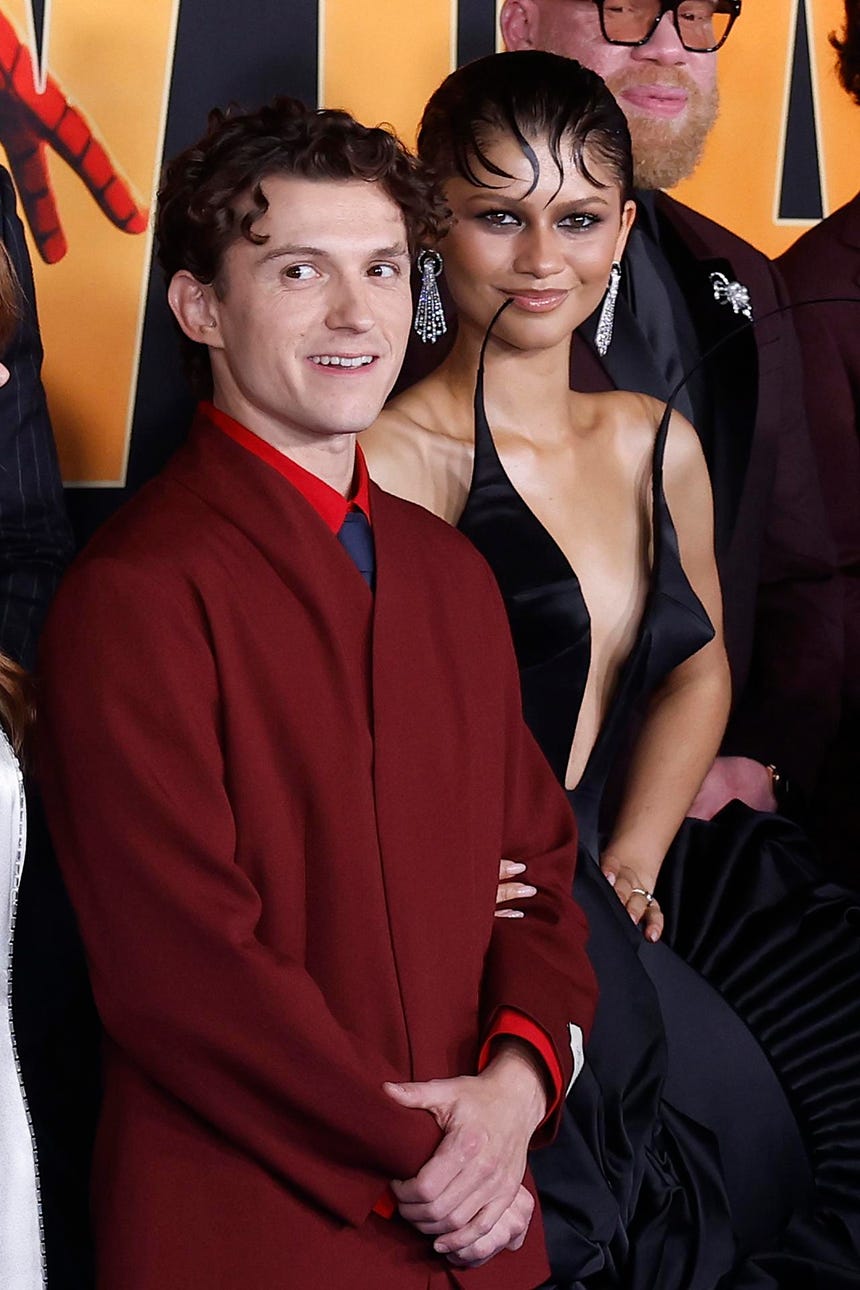El actor británico Tom Holland y su esposa, la actriz estadounidense Zendaya, posan en el estreno mundial de Spider-Man: Brand New Day en el Dolby Theatre de Los Ángeles, California.    