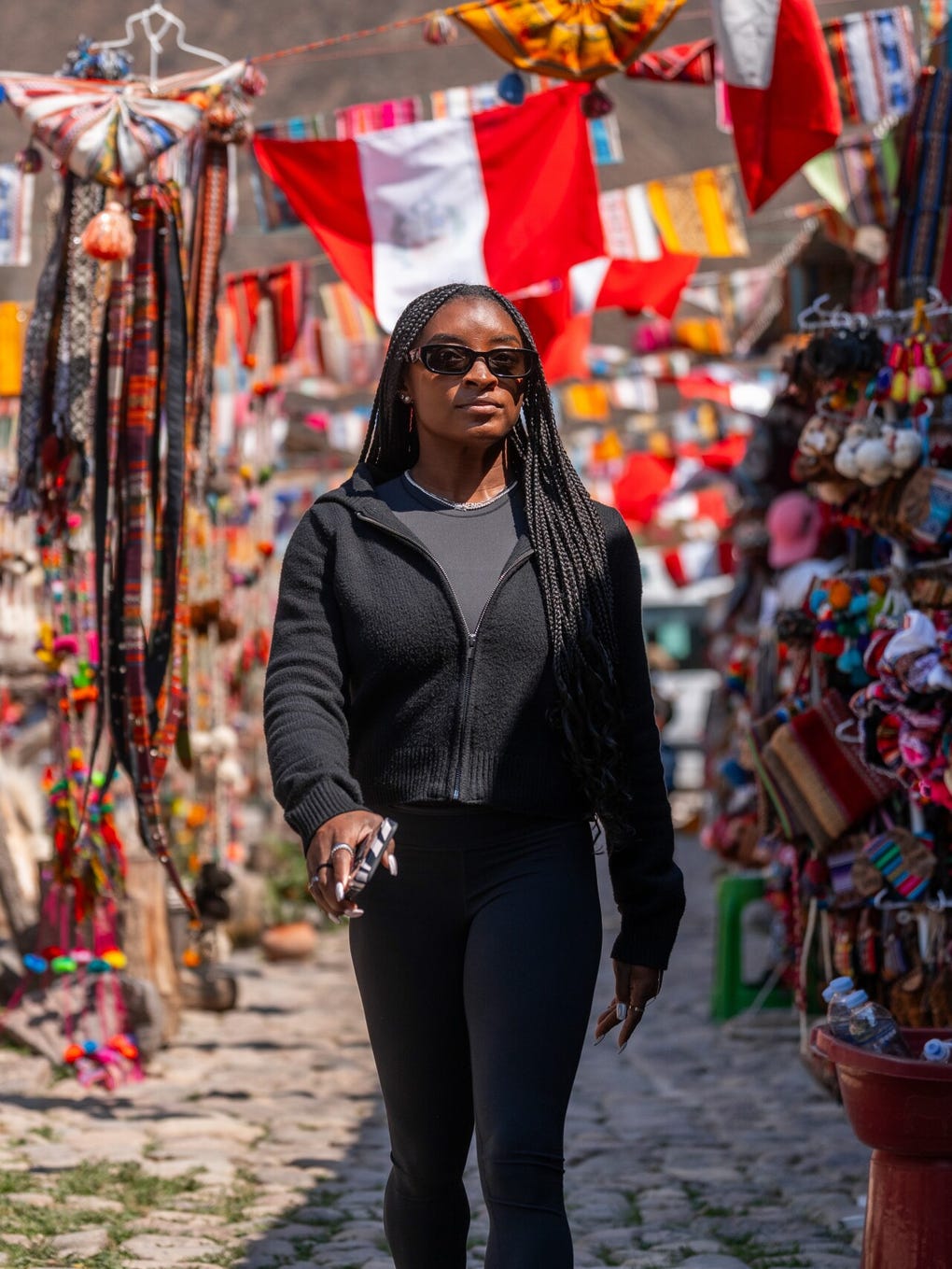 Biles con el fondo de las banderas peruanas.