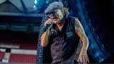 Brian Johnson de AC/DC se salva de milagro tras falla de cañón durante concierto en Las Vegas [VIDEO]