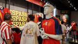 Furor por ‘La Roja’: fanáticos forman largas filas para comprar la nueva camiseta de España con dos estrellas [FOTOS]