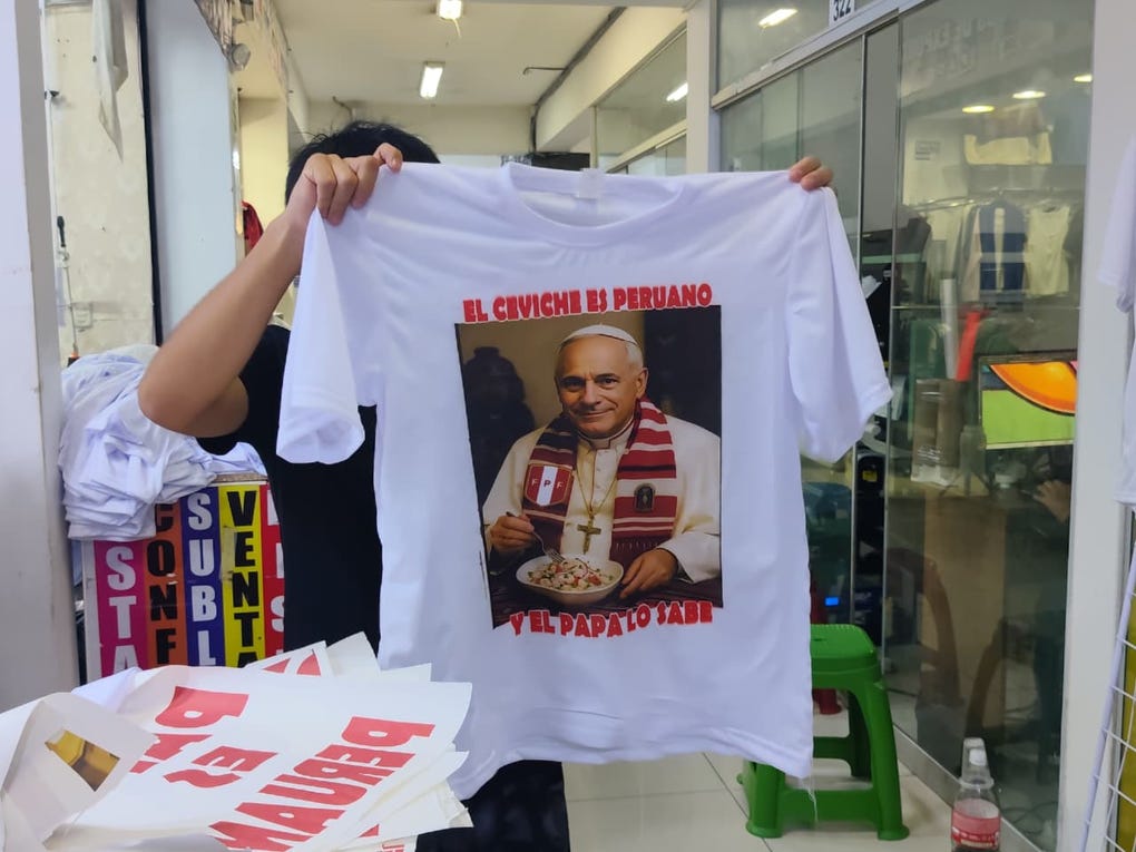 Comerciantes de Gamarra ofertan las camisetas desde los 10 soles.