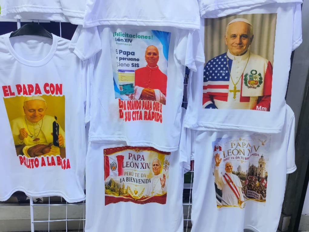 Los comerciantes del emporio comercial de Gamarra han lanzado distintas prendas con mensajes alusivos a la llegada del papa León XIV al Perú.