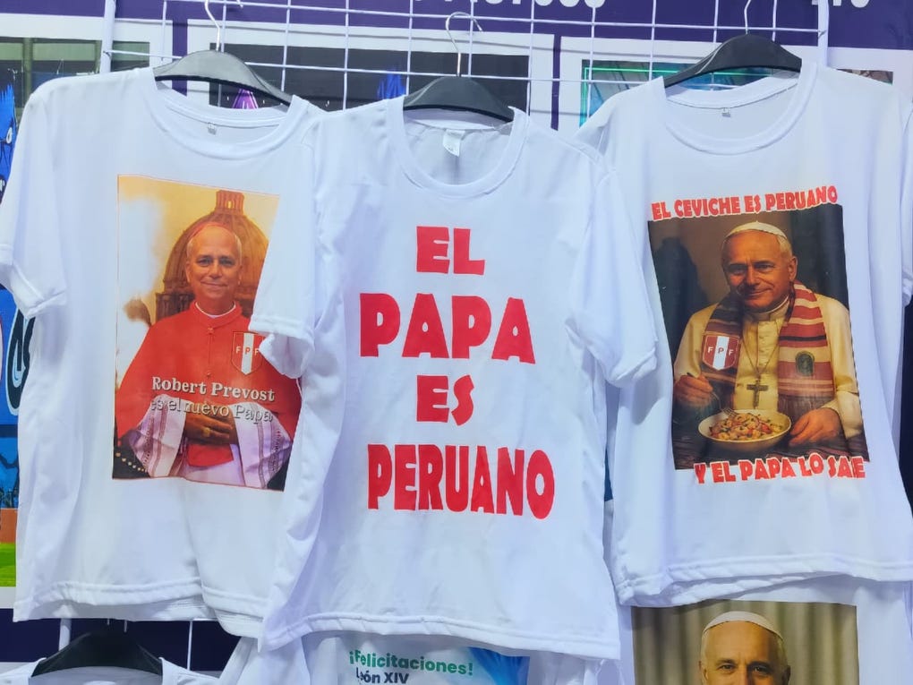 Mensajes en las camisetas confeccionadas por comerciantes de Gamarra.