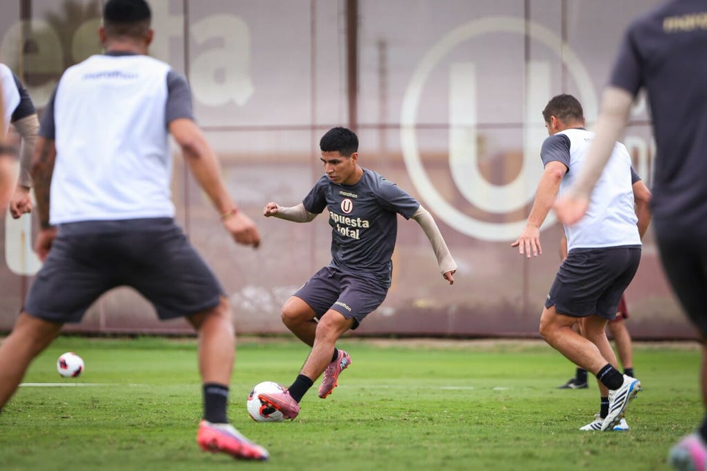 Piero Quispe entrena a la par de sus compañeros