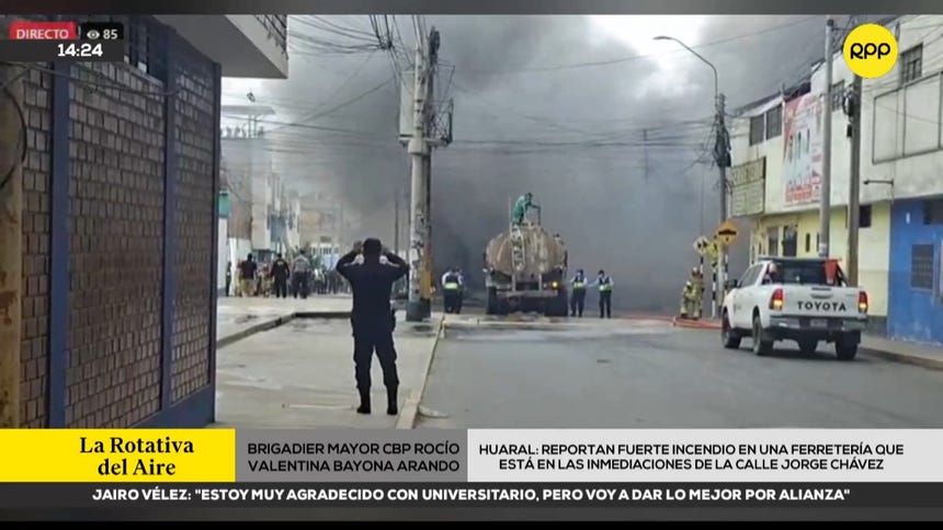 Brigadier del Cuerpo de Bomberos brinda reporte tras registrarse fuerte incendio en la avenida Jorge Chávez. 