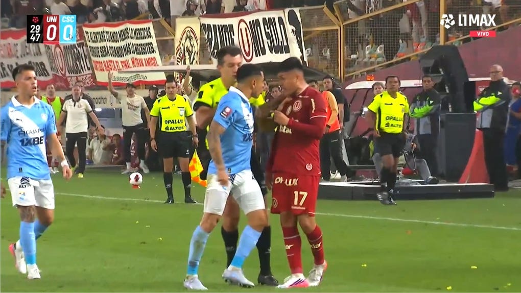 Yoshimar Yotún recibió la tarjeta amarilla por esta jugada.