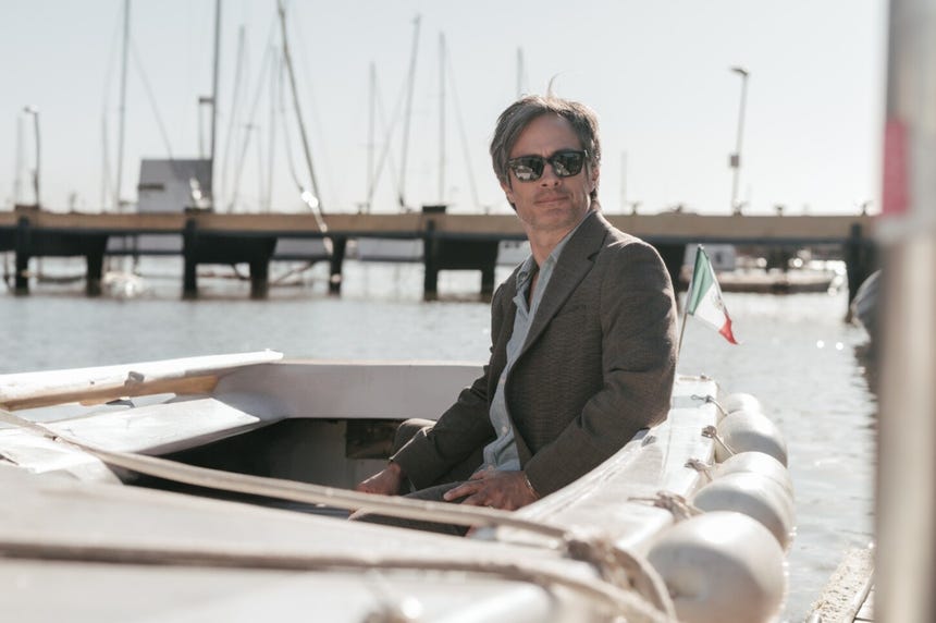 Gael García Bernal da vida a Guillermo, un ejecutivo que inicia una conexión inesperada con Mechi y replantea su presente.