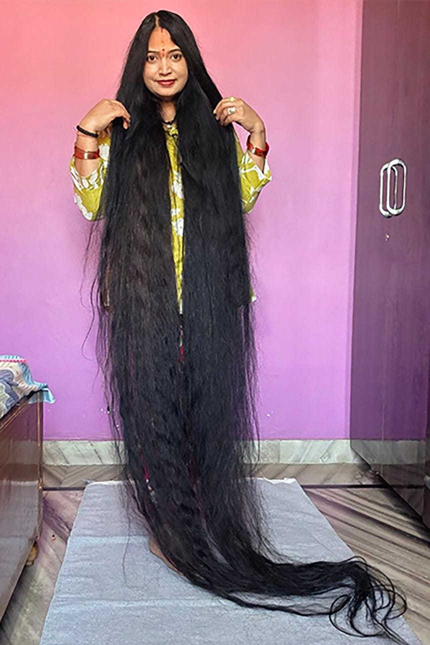 Fotografía publicada en la cuenta oficial en X @GWR de la organización Guinness World Records que muestra a la india Renu Dhariyal reconocida como la mujer con el pelo más largo del mundo por la organización.