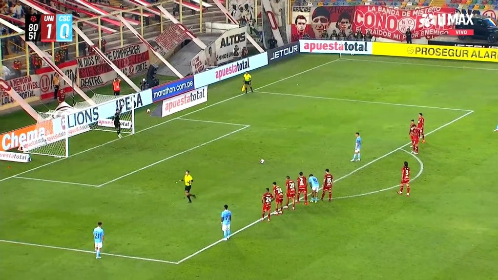 Cristal anota en el partido ante Universitario.