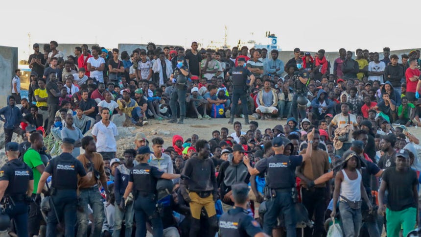 Personas migrantes este martes, en la playa ‘El Trampolín’ de Ceuta. Más de medio millar de migrantes, sobre todo subsaharianos, permanecen en el exterior del Centro de Estancia Temporal de Inmigrantes (CETI) de Ceuta para poder ocupar una plaza en este recinto, que está colapsado al haber cubierto sus 512 plazas.