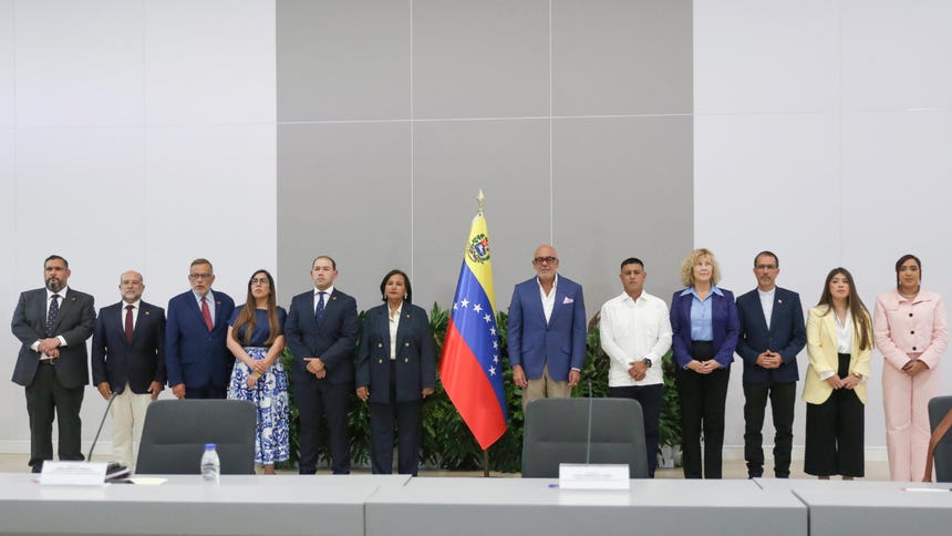 Foto oficial de ambas delegaciones.