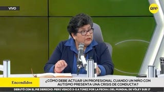 ¿Cómo debe actuar un profesional cuando un niño con autismo presenta una crisis de conducta?