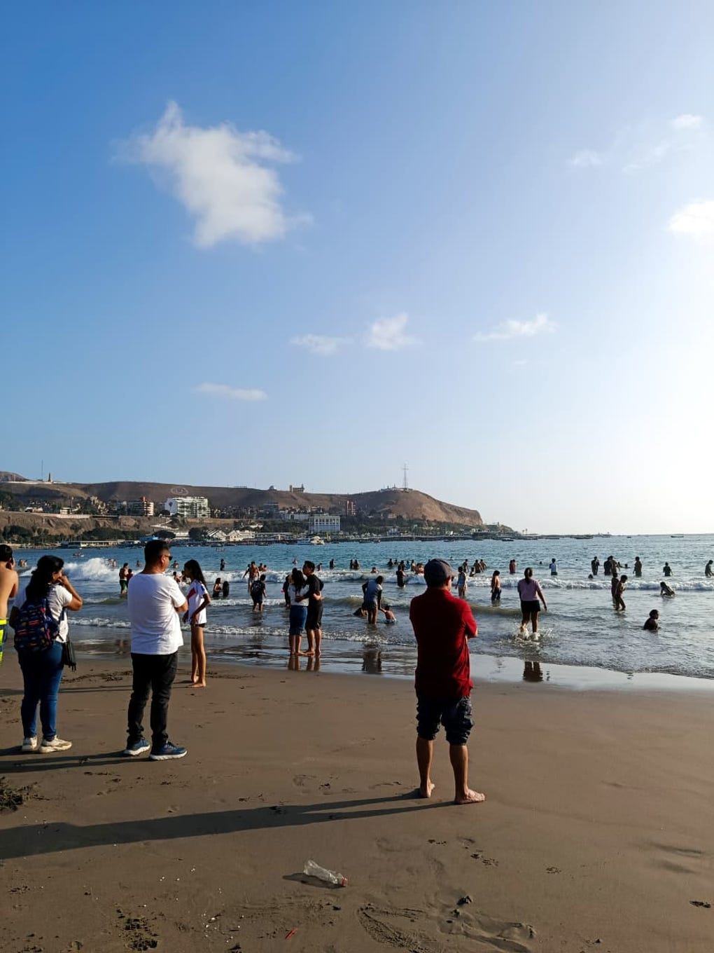 Desde las primeras horas del día cientos de bañistas aprovechan las altas temperaturas en Agua Dulce.